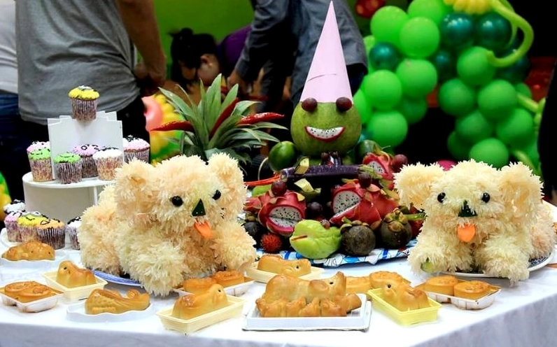 Bạn có thể cúng rằm tháng 8 trong nhà hoặc ngoài trời