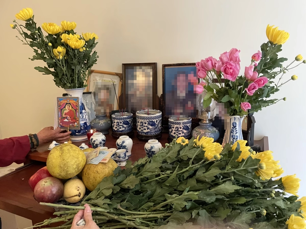 Bàn thờ gia tiên tổ tiên hoa cúc ngũ quả. Cúng cáo gia tiên