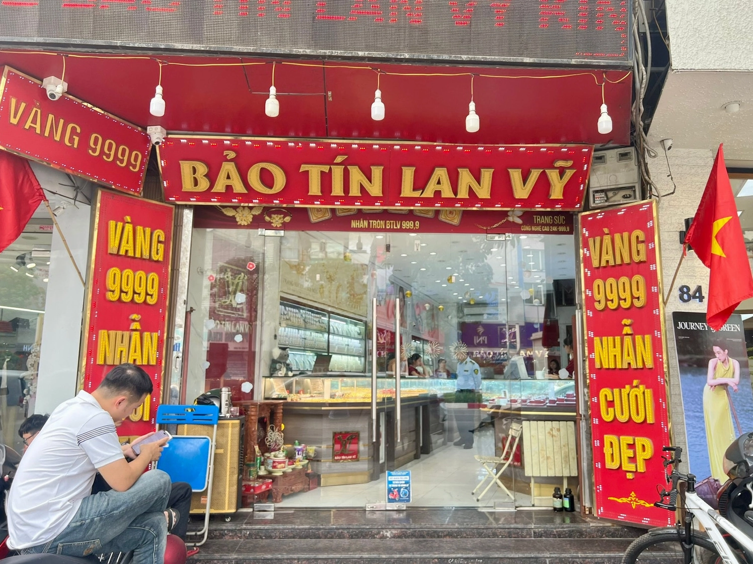 Cận cảnh giao dịch vàng tại cửa hàng