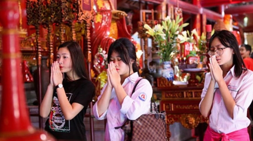 Có nên đọc văn khấn thi cử tại nhà hay lên đền chùa?