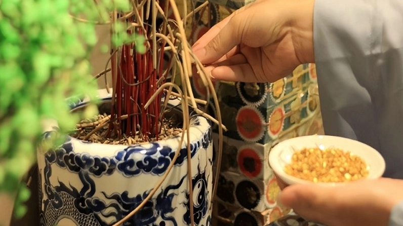 Dọn bàn thờ dịp cuối năm