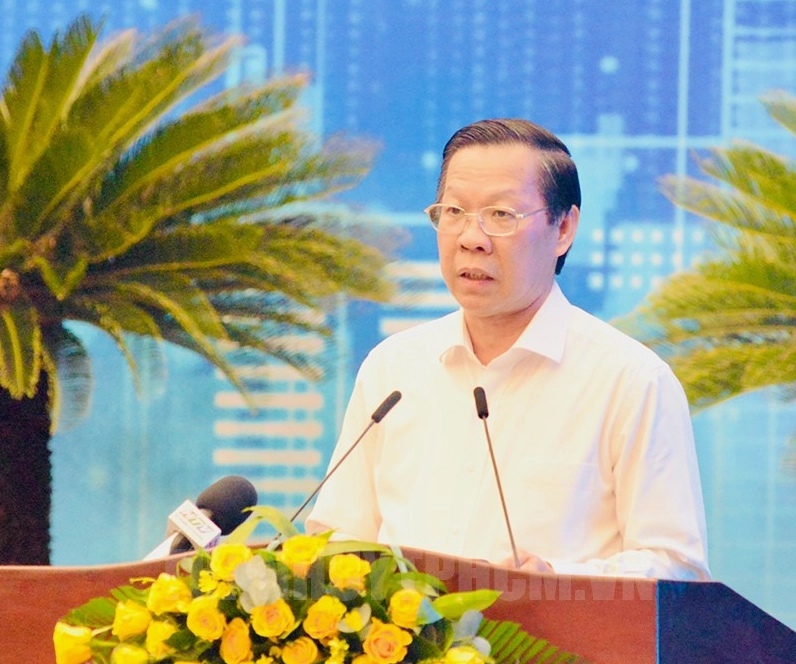 Đồng chí Phan Văn Mãi báo cáo tại hội nghị