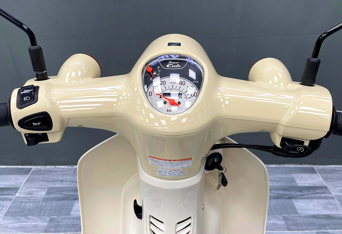 Đồng hồ công tơ mét thiết kế cổ điển trên Super Cub 50 Japan
