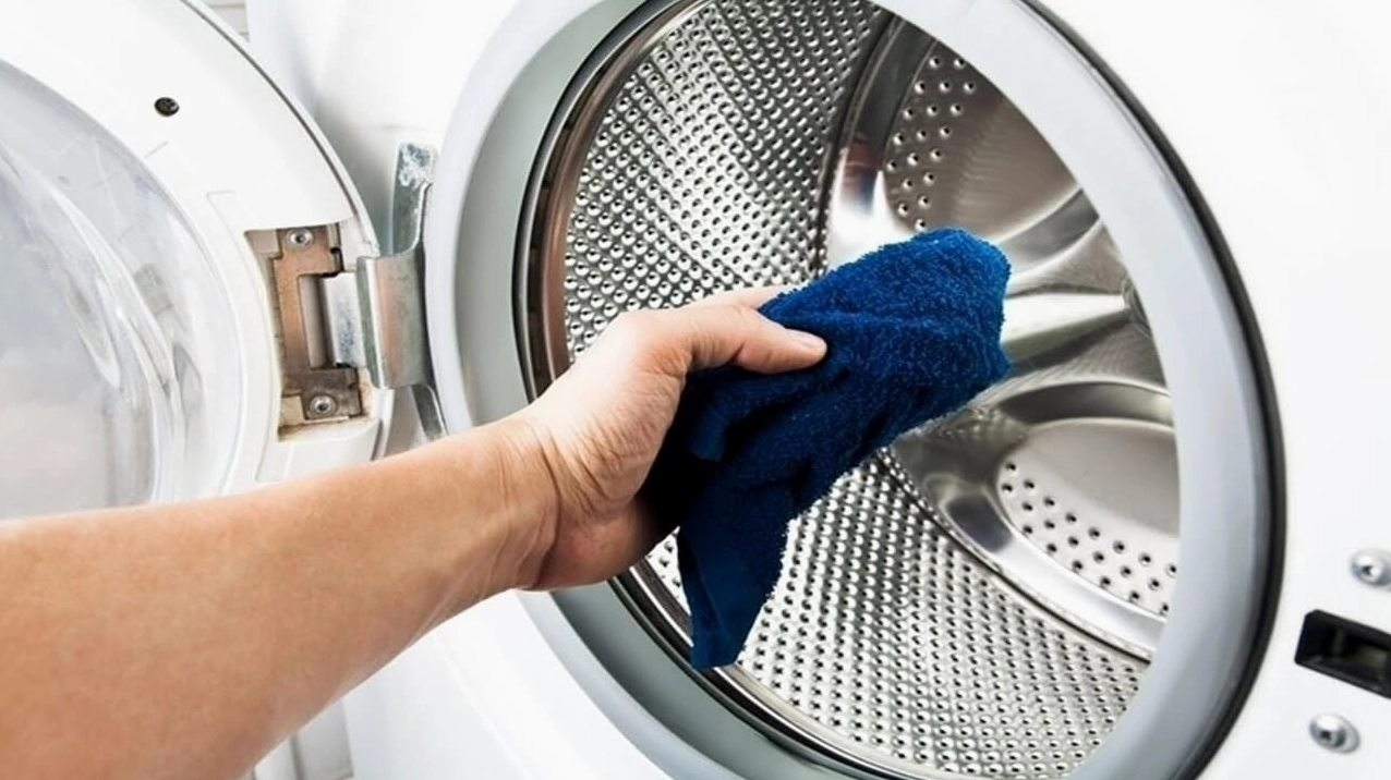 Dùng khăn mềm để vệ sinh lồng giặt thường xuyên
