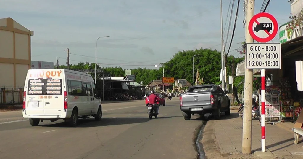 Đường cấm phạt bao nhiêu tiền? Quy định mới nhất 2026