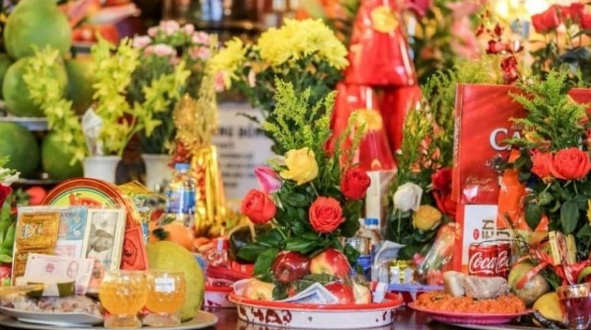 Gia đình chuẩn bị mâm lễ tại nhà trước ngày thi quan trọng