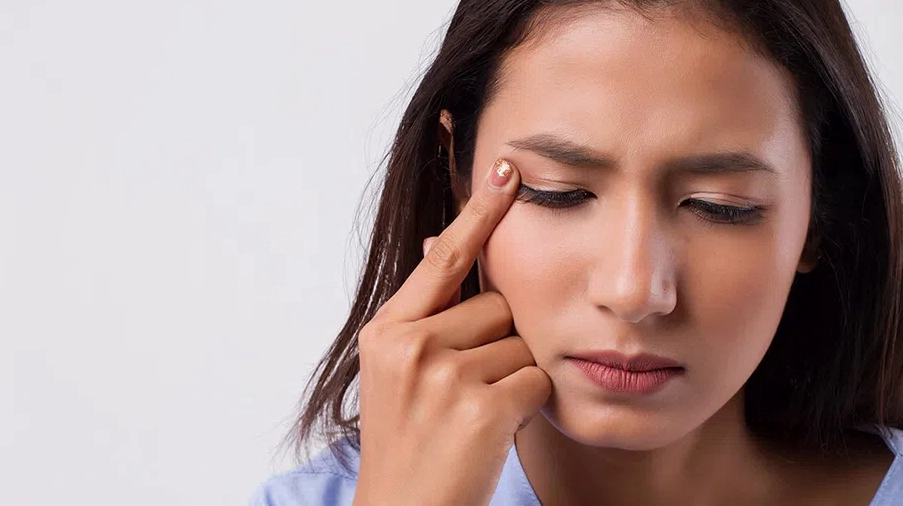 Giật mắt trái nữ báo điềm gì?