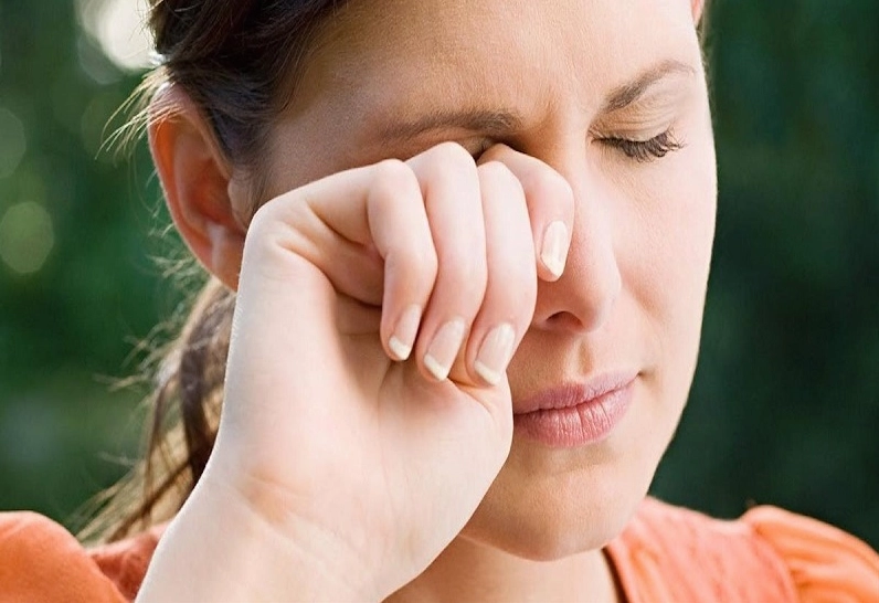 Hiện tượng mắt phải giật thường xuyên cũng là triệu chứng cho thấy mắt bạn đang bị quá tải