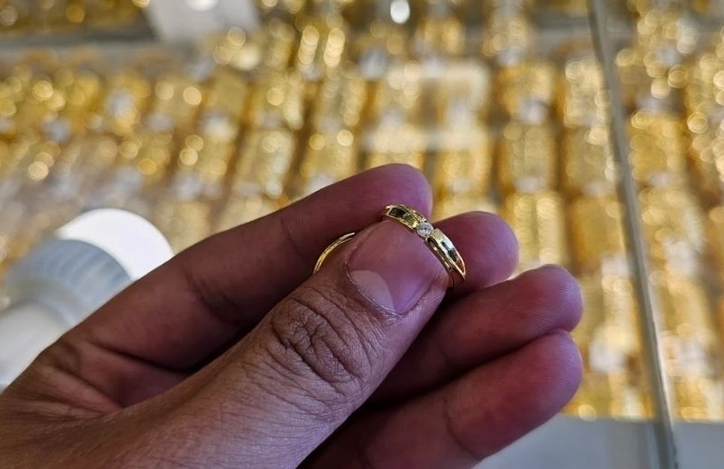 Khách hàng đang giao dịch vàng tại tiệm vàng Kim Anh Tuấn Long Khánh