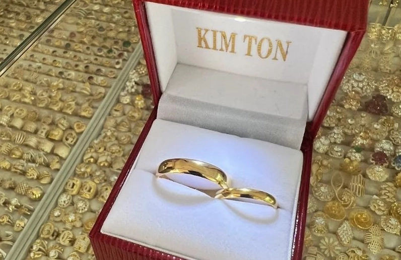 Khách hàng giao dịch tại tiệm vàng Kim Ton Long Thành, phản ánh về giá vàng và dịch vụ