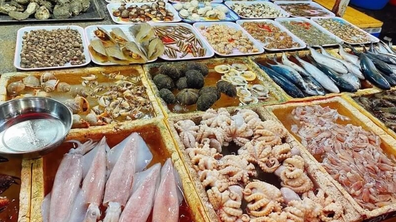 Khu thủy hải sản tại chợ Bình Điền
