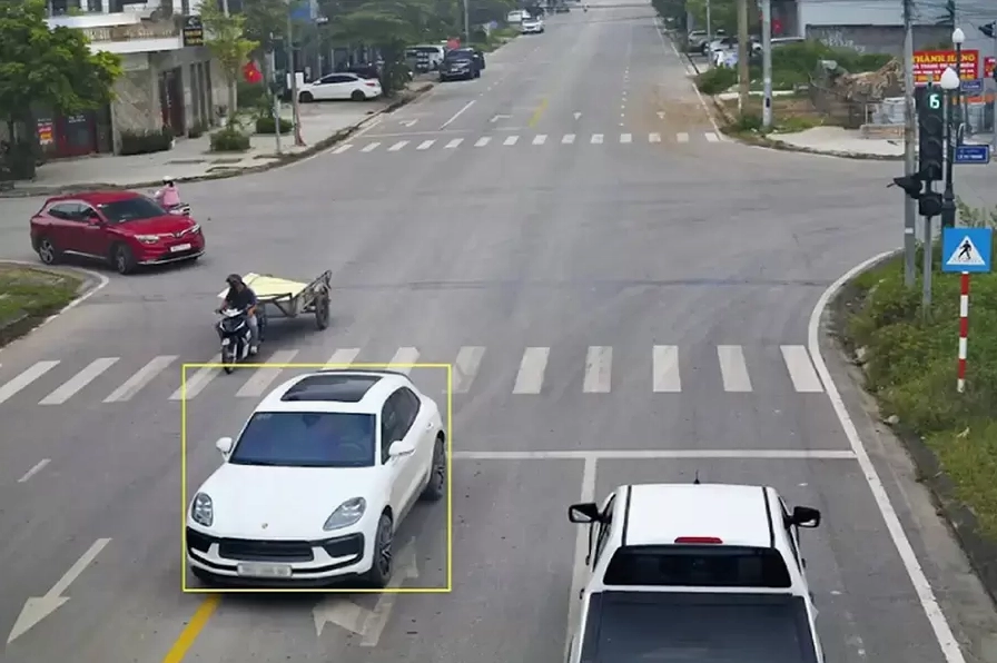 Luôn quan sát để tránh phạm lỗi không tuân thủ vạch kẻ đường