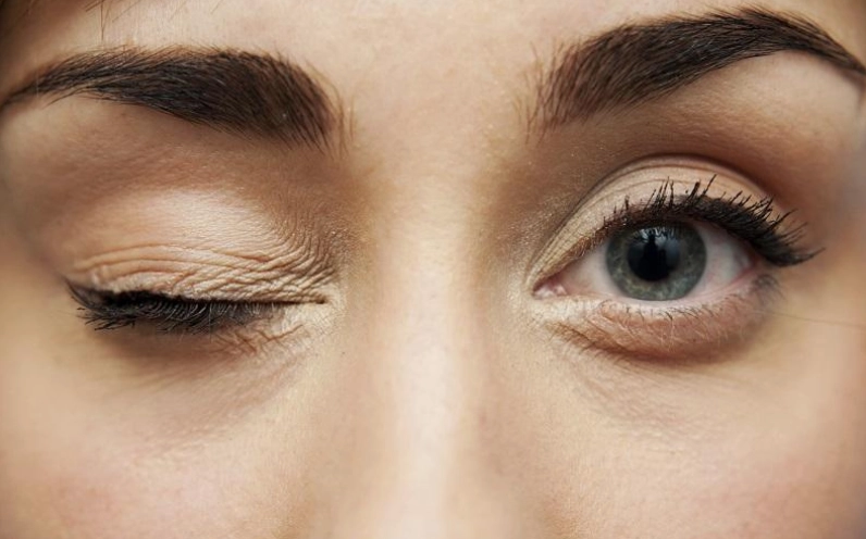 mắt phải nữ giật