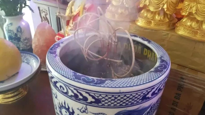 Muốn thực hiện bao sái bàn thờ, di dời đồ đạc cần có văn khấn để xin phép các chư vị thần linh