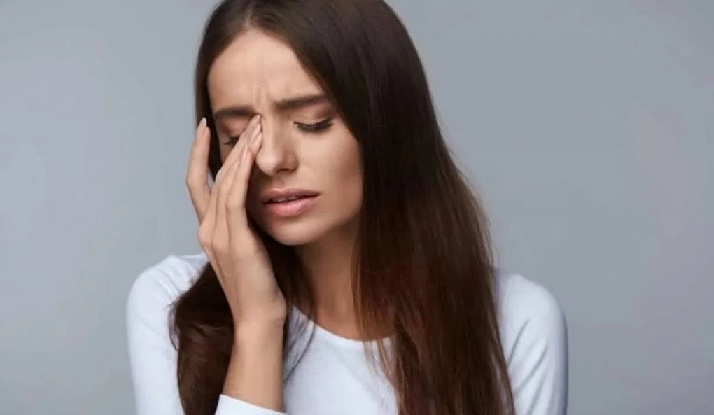 Nháy mắt phải nữ: điềm báo dân gian hay dấu hiệu mệt mỏi