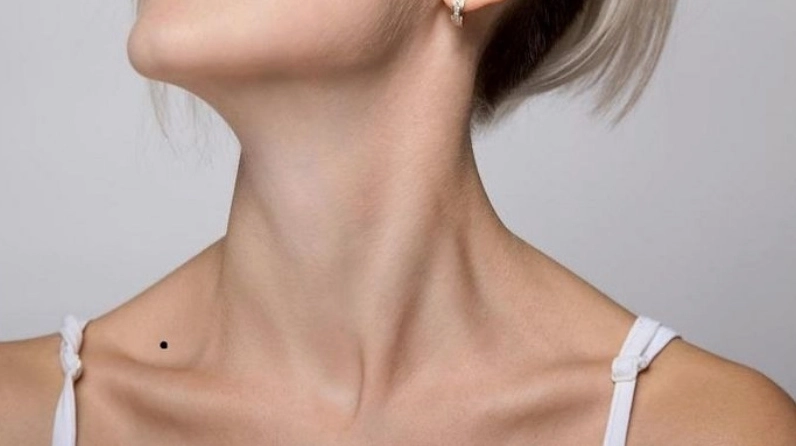 Nốt ruồi bên phải xương quai xanh nữ thường gắn liền với nét duyên ngầm