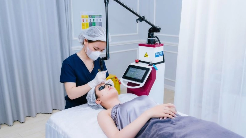 Nốt ruồi ở dái tai không ảnh hưởng đến thẩm mỹ hoặc sức khỏe thì nên giữ lại