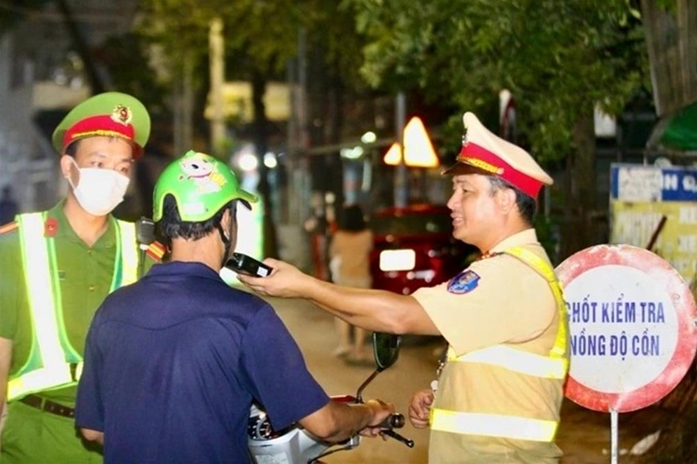 Phạt tiền từ 2.000.000 đồng đến 3.000.000 đồng đối với người điều khiển xe trên đường mà trong máu hoặc hơi thở có nồng độ cồn nhưng chưa vượt quá 50 miligam/100 mililít máu hoặc chưa vượt quá 0,25 miligam/1 lít khí thở. Trừ 04 điểm giấy phép lái xe.