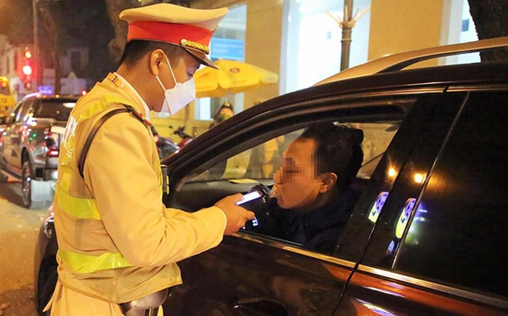 Phạt tiền từ 6.000.000 đồng đến 8.000.000 đồng đối với người điều khiển xe trên đường mà trong máu hoặc hơi thở có nồng độ cồn nhưng chưa vượt quá 50 miligam/100 mililít máu hoặc chưa vượt quá 0,25 miligam/1 lít khí thở. Trừ 04 điểm giấy phép lái xe.