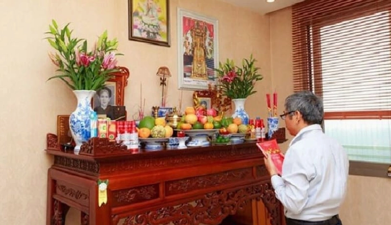 Tham khảo lịch vạn niên là cách đơn giản và phổ biến nhất để tìm ngày đẹp