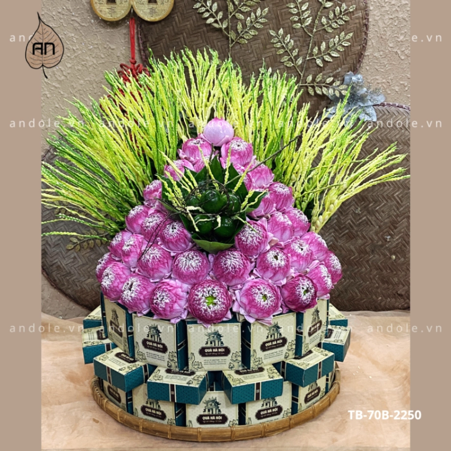 Tháp bánh cốm trang trí cho bàn thờ thêm phần ấm cúng