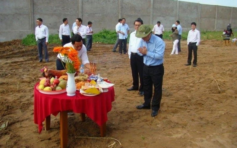 Tiến hành cúng động thổ