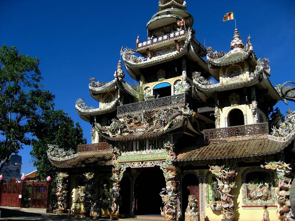 Toàn cảnh kiến trúc khảm sành sứ độc đáo tại Chùa Linh Phước