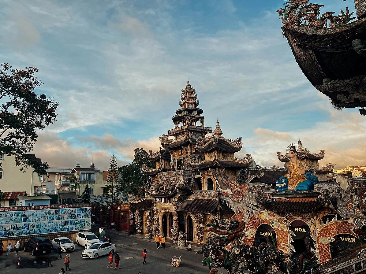 Tượng phật và công trình khảm ve chai tại Chùa Linh Phước