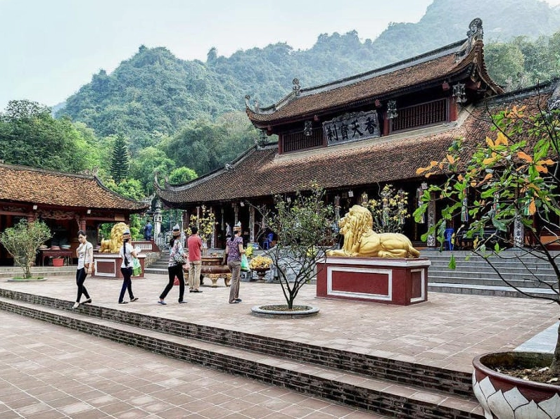 Văn khấn đi chùa cầu bình an đơn giản, đúng chuẩn lễ nghi