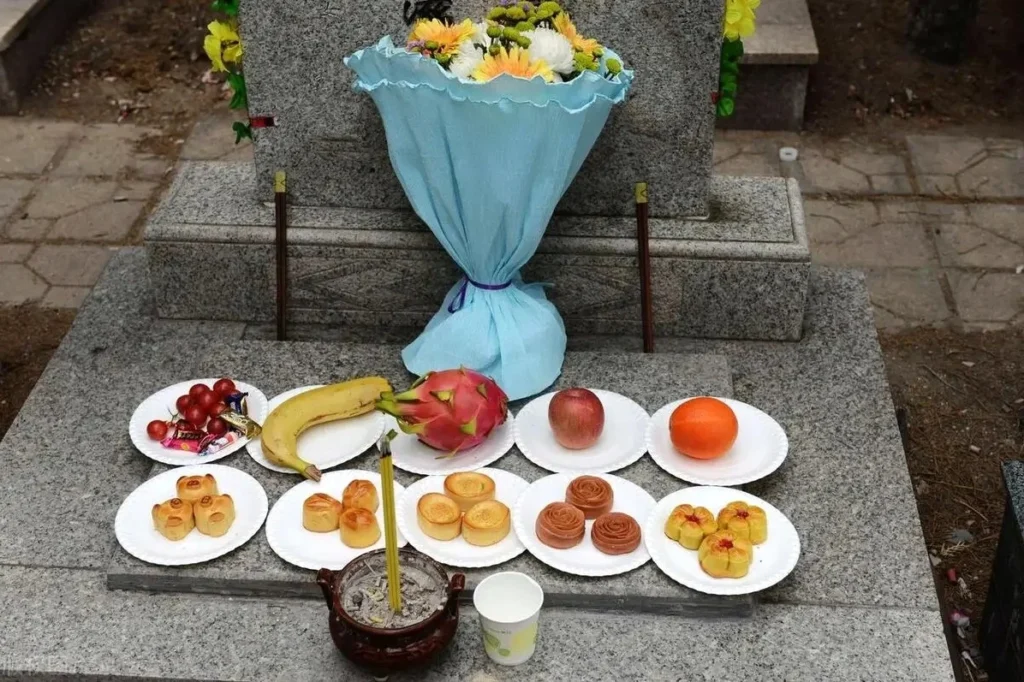 Văn khấn tảo mộ cuối năm chuẩn nhất: Hướng dẫn chi tiết từ chuyên gia