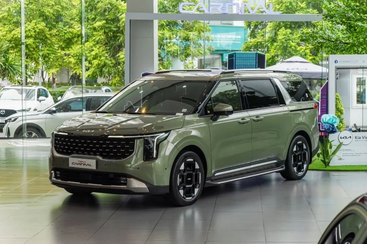 Xe Kia Carnival ngoại thất xanh lá hợp mệnh Mộc