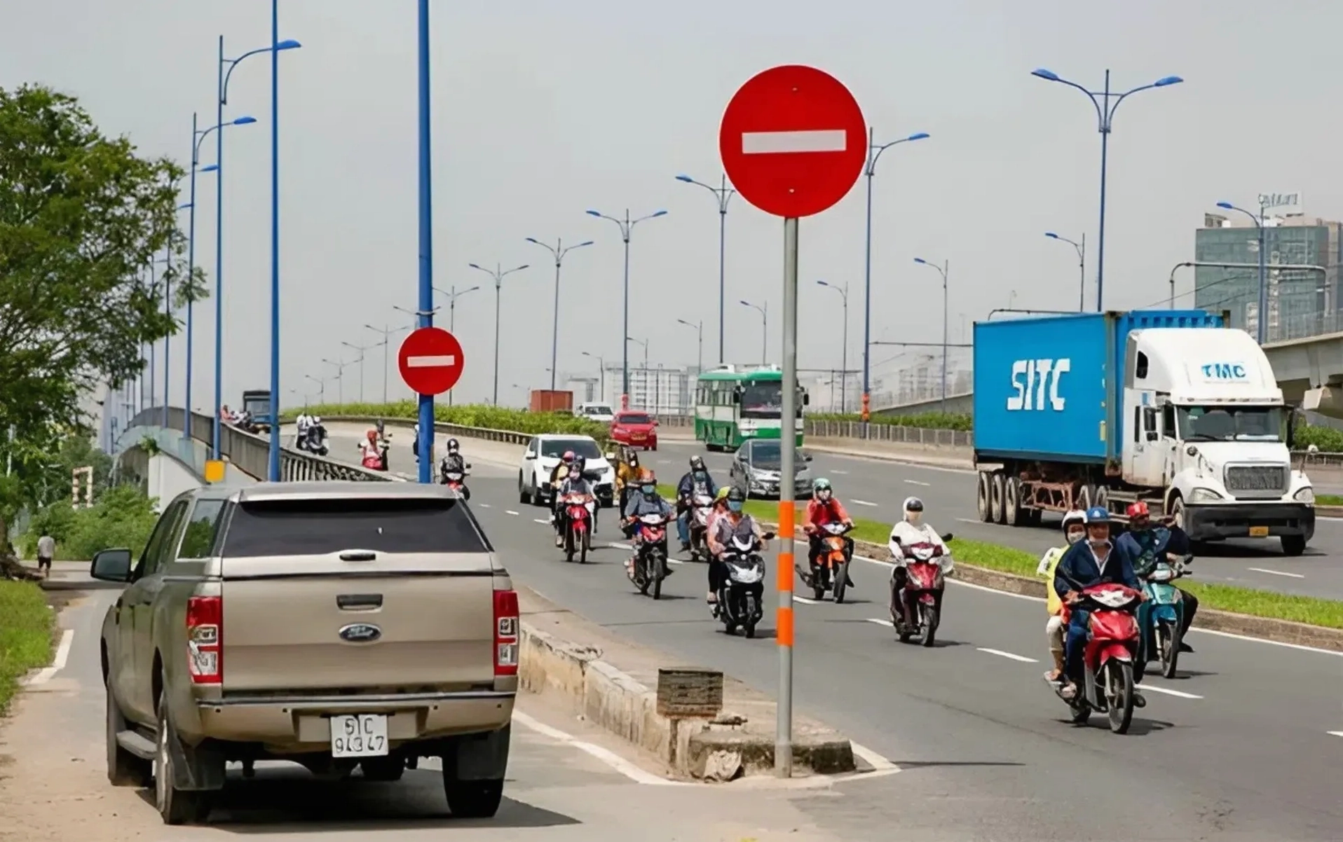 Xe ô tô đi ngược chiều phạt bao nhiêu 2026